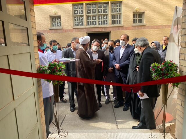 رئیس مرکز ملی فرش ایران کارگاه قالی بافی زندان تهران بزرگ را افتتاح کرد