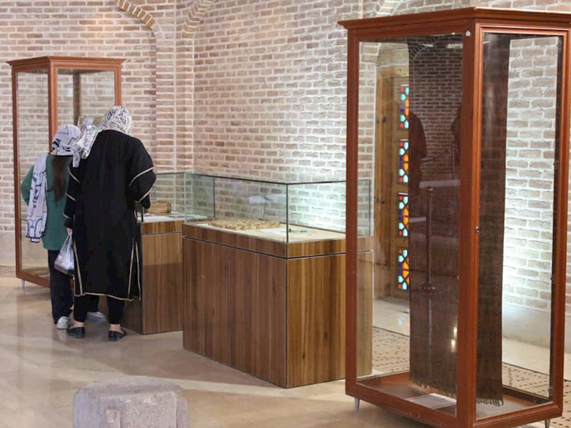 نمایشگاه دست بافته‌های دوره صفوی در مجموعه شیخ صفی‌الدین اردبیلی برپا شد