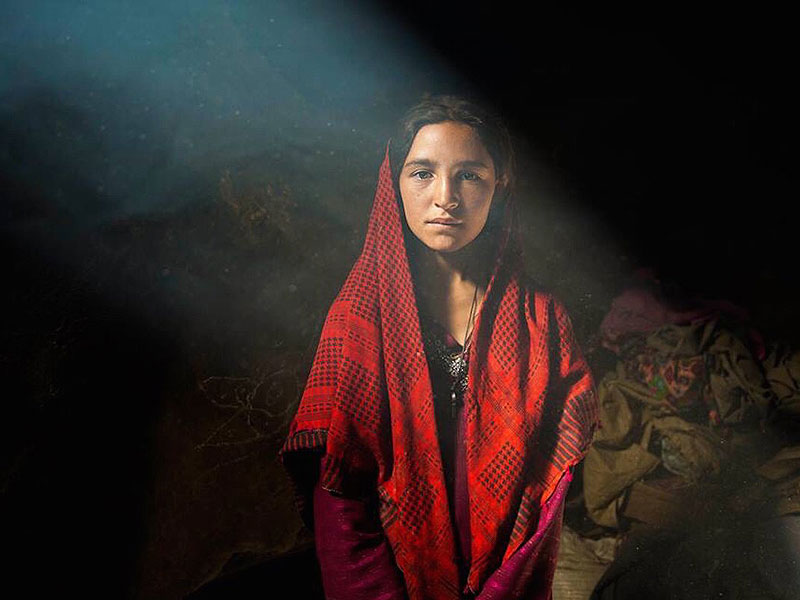 روی آوردن دختران محروم از تحصیل افغانستان به قالیبافی؛ برای فرار از افسردگی و اضطراب!