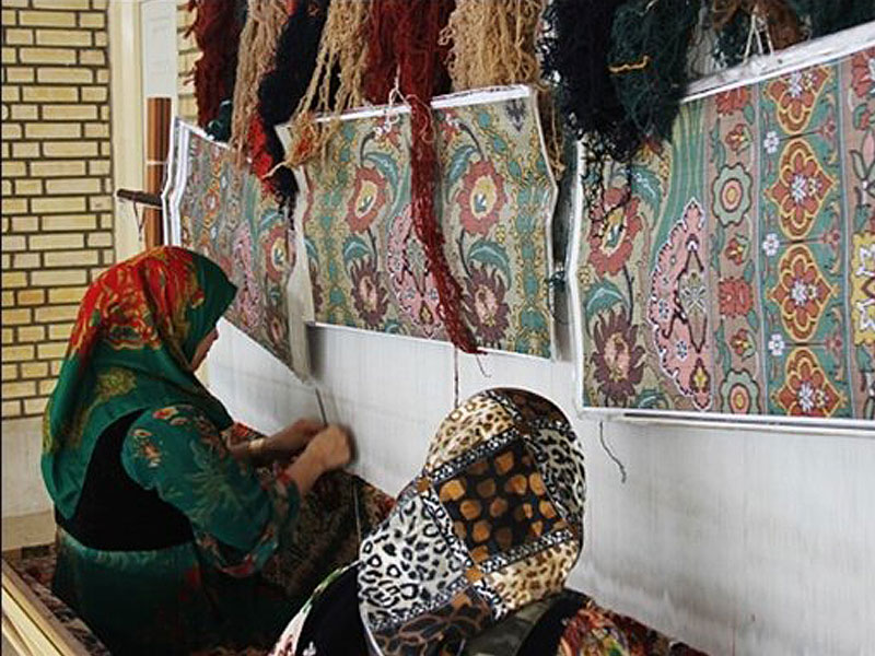 اشتغال‌آفرینی برای بافندگان فرش دستباف در چهارباغ توسط بسیج