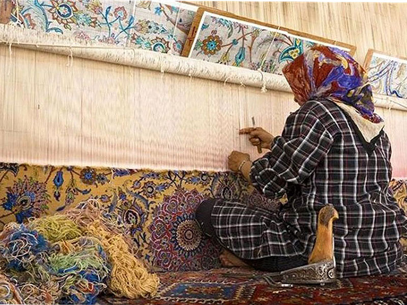 بافت ۱۳۷ تخته فرش نفیس توسط زنان تحت حمایت کمیته امداد خراسان شمالی